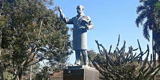 Estatua de Gabriel René Moreno en Santa Cruz de la Sierra